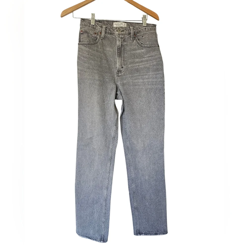 Abercrombie & Fitch Curve Love 90s Straight Ultra High Rise Jeans, Gray, 27/4 - Picture 2 of 10